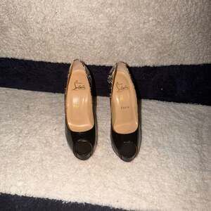 Christian Louboutin Black Patent and Snakeskin Very Privé Peep-Toe Platform Pump